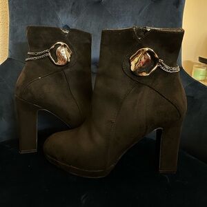 Black boots with heel